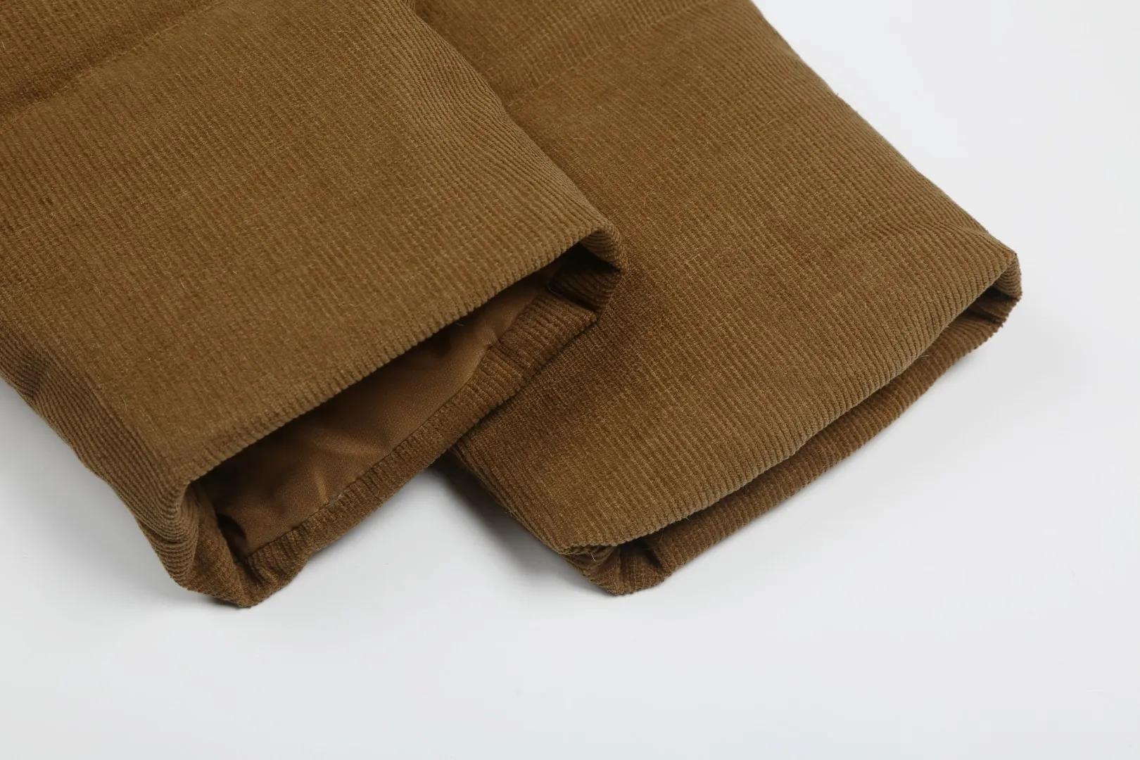 P610 White background picture [Popular item] Style number: 24382# Color: Khaki Brown Size: S to The original YKK white copper nude zipper has zipper pockets on both sides ✅ - RL2024 new down jacket Khaki corduroy cotton jacket The warm atmosphere of autumn and winter is online. The comfort brought by the cotton corduroy face and the three-dimensional grain velvet lapels. The high-waisted short version takes into account both the fit and warmth.